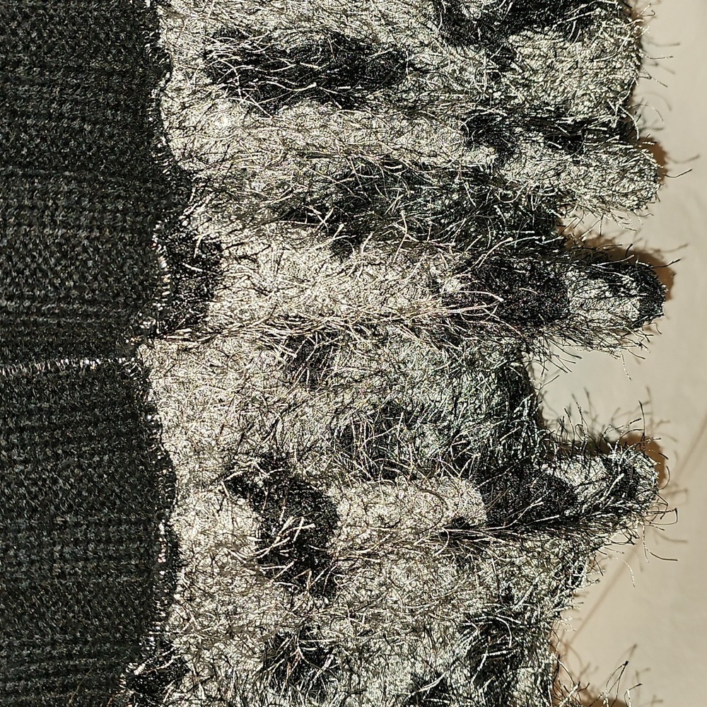 Sioni Studio Mixed Fabric/Fun Sweater - Picture 12 of 15